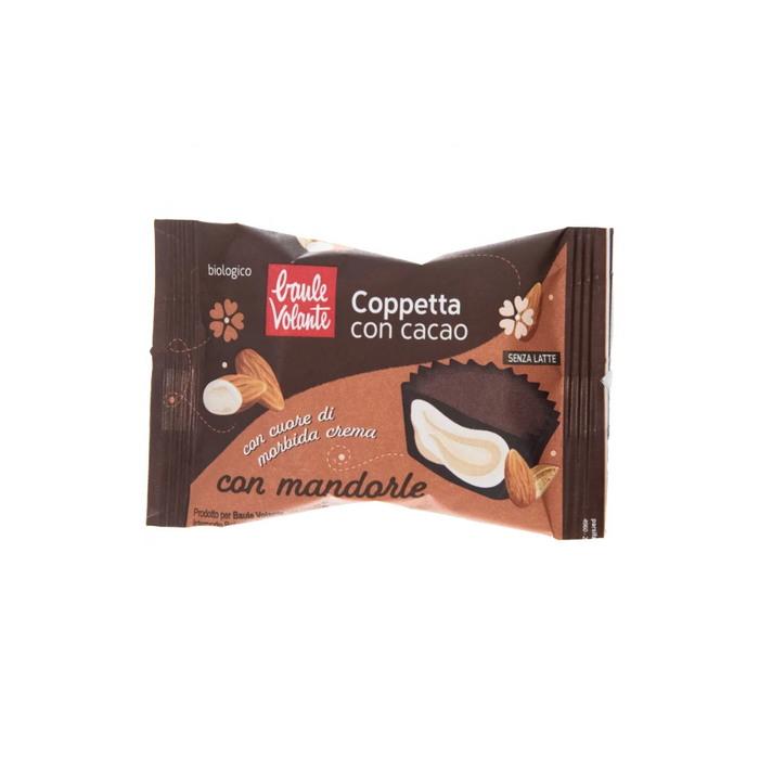 Coppetta con cacao con cuore di morbida crema con mandorle